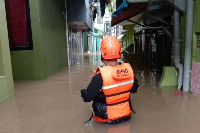 Banjir akibat luapan Kali Ciliwung di Jakarta meluas Banjir akibat luapan Kali Ciliwung di Jakarta meluas