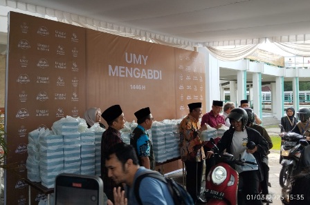 Takjil drive thru, UMY bagikan 5.000 takjil gratis untuk mahasiswa Takjil drive thru, UMY bagikan 5.000 takjil gratis untuk mahasiswa