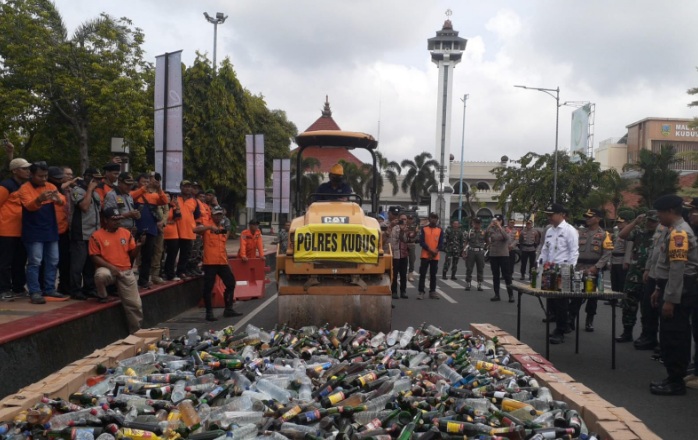 Jelang Lebaran, Polres Kudus musnahkan ribuan botol miras dan knalpot brong Jelang Lebaran, Polres Kudus musnahkan ribuan botol miras dan knalpot brong