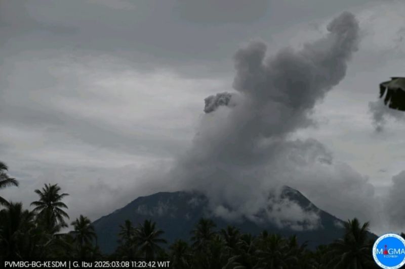Terdengar suara gemuruh saat Gunung Ibu erupsi Terdengar suara gemuruh saat Gunung Ibu erupsi