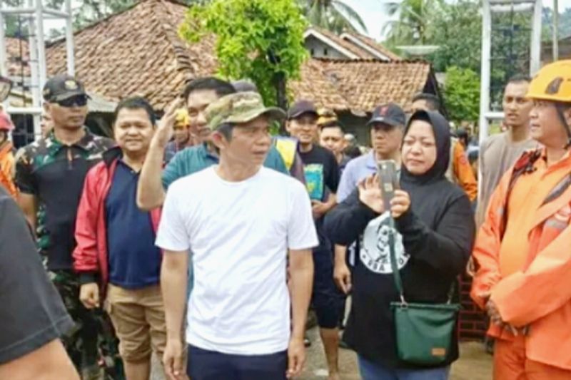 Ratusan keluarga di Purwakarta mengungsi akibat banjir tanggul jebol