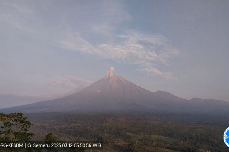 Gunung Semeru erupsi dengan letusan setinggi 1.000 meter Gunung Semeru erupsi dengan letusan setinggi 1.000 meter