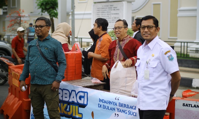 Puluhan CPPK bagikan takjil di gerbang Balai Kota Tegal Puluhan CPPK bagikan takjil di gerbang Balai Kota Tegal