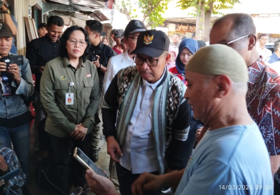 Pantau harga kebutuhan pokok di Pasar Beringahrjo, Wali Kota Yogyakarta pastikan stok aman Pantau harga kebutuhan pokok di Pasar Beringahrjo, Wali Kota Yogyakarta pastikan stok aman