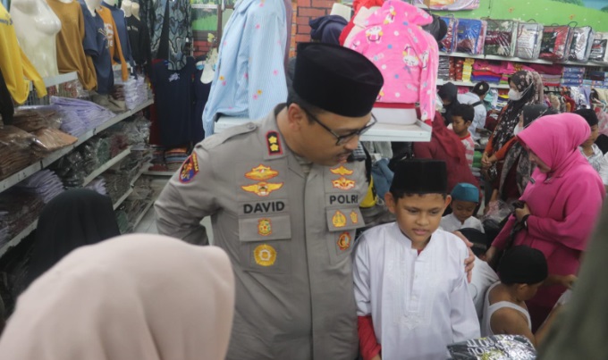 Berbagi berkah, Kapolres Langkat ajak anak yatim belanja pakaian lebaran Berbagi berkah, Kapolres Langkat ajak anak yatim belanja pakaian lebaran