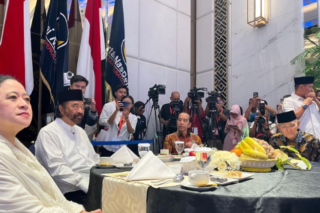 Jokowi dan Puan satu meja di bukber Partai NasDem Jokowi dan Puan satu meja di bukber Partai NasDem