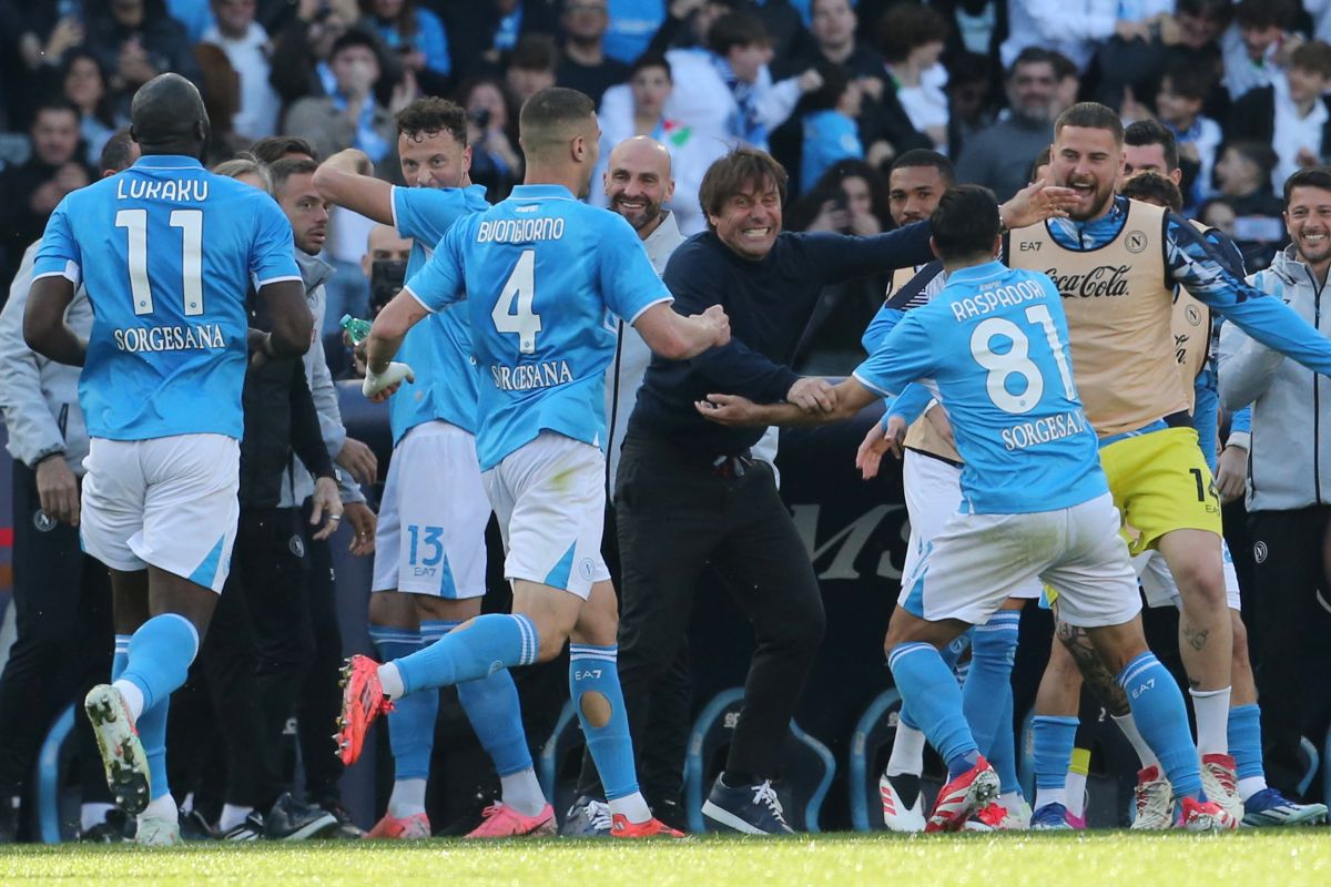 Napoli tempel ketat Inter setelah tekuk Fiorentina 2-1 Napoli tempel ketat Inter setelah tekuk Fiorentina 2-1
