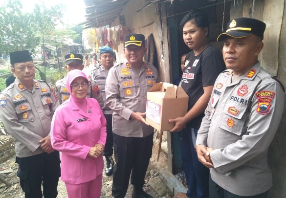 Polsek Slawi gelar baksos, bagikan sembako bagi warga kurang mampu Polsek Slawi gelar baksos, bagikan sembako bagi warga kurang mampu