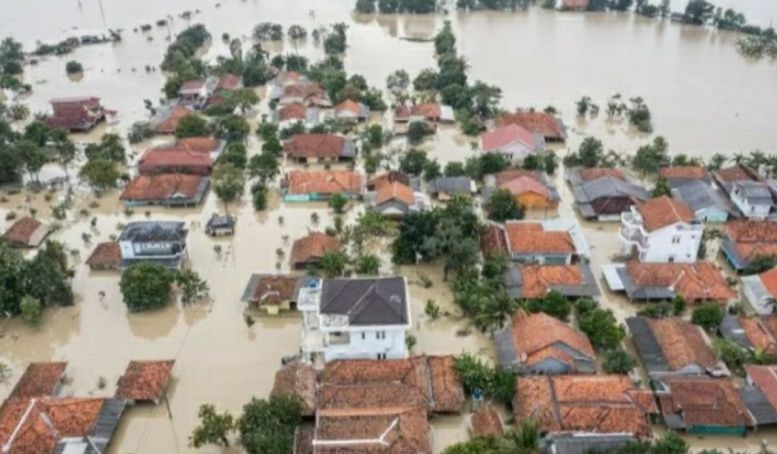 Ratusan rumah di dua desa di Karawang masih terendam banjir Ratusan rumah di dua desa di Karawang masih terendam banjir