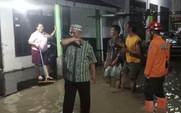 Tiga RT di Desa Mindaka, Tegal terendam banjir Tiga RT di Desa Mindaka, Tegal terendam banjir