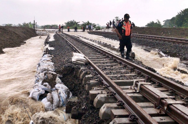 Sungai Tuntang meluap, jalur KA antara Stasiun Gubug - Stasiun Karangjati tidak bisa dilalui Sungai Tuntang meluap, jalur KA antara Stasiun Gubug - Stasiun Karangjati tidak bisa dilalui