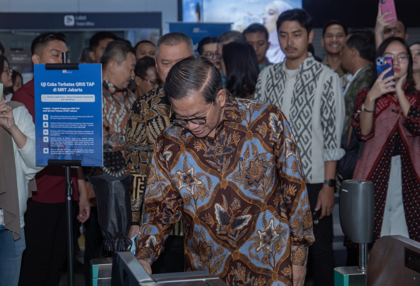 Gubernur Pramono dorong Bank DKI implementasikan QRIS Tap NFC BI Gubernur Pramono dorong Bank DKI implementasikan QRIS Tap NFC BI
