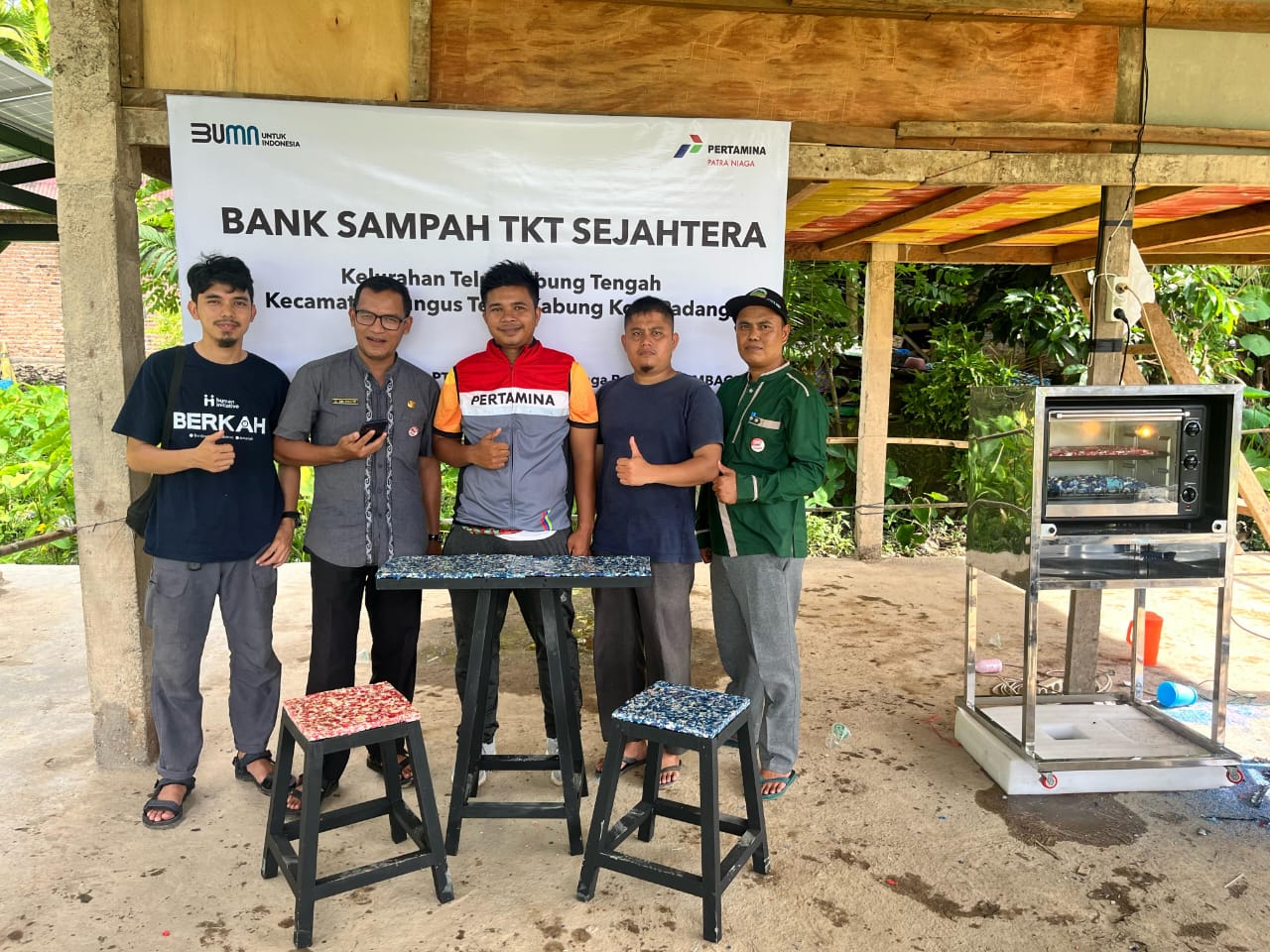 Mitra binaan Pertamina Patra Niaga IT Teluk Kabung ubah sampah jadi meja dan kursi