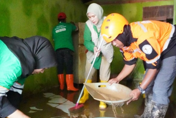 BAZNAS Kota Bekasi dan Zaskia Mecca bersihkan masjid pascabanjir BAZNAS Kota Bekasi dan Zaskia Mecca bersihkan masjid pascabanjir