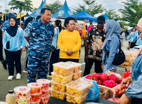 Bazar murah di Lanud Silas Papare, ibu-ibu serbu telur ayam lokal 
