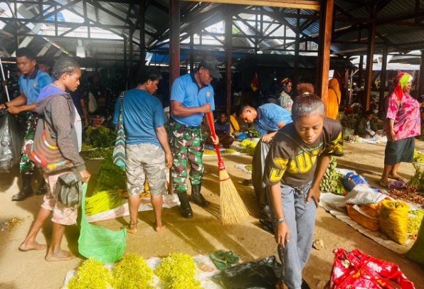 Lanud Silas Papare bersih-bersih di Pasar Phara Sentani Lanud Silas Papare bersih-bersih di Pasar Phara Sentani