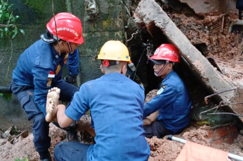 Damkartan Kota Jambi evakuasi korban meninggal tertimpa bangunan Damkartan Kota Jambi evakuasi korban meninggal tertimpa bangunan