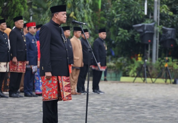 Wali dan Wakil Wali Kota Bekasi sumbangkan gaji pertama bantu korban banjir Wali dan Wakil Wali Kota Bekasi sumbangkan gaji pertama bantu korban banjir