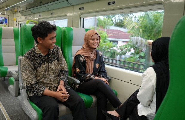 Penumpang KA Minangkabau Ekspres duduk sesuai nomor tempat duduk Penumpang KA Minangkabau Ekspres duduk sesuai nomor tempat duduk