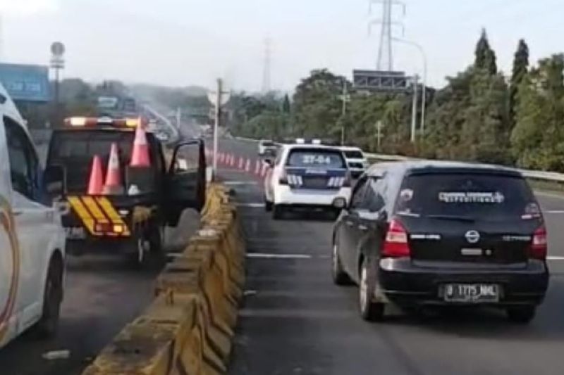Tol Jagorawi arah Puncak diberlakukan lalu lintas contraflow Tol Jagorawi arah Puncak diberlakukan lalu lintas contraflow