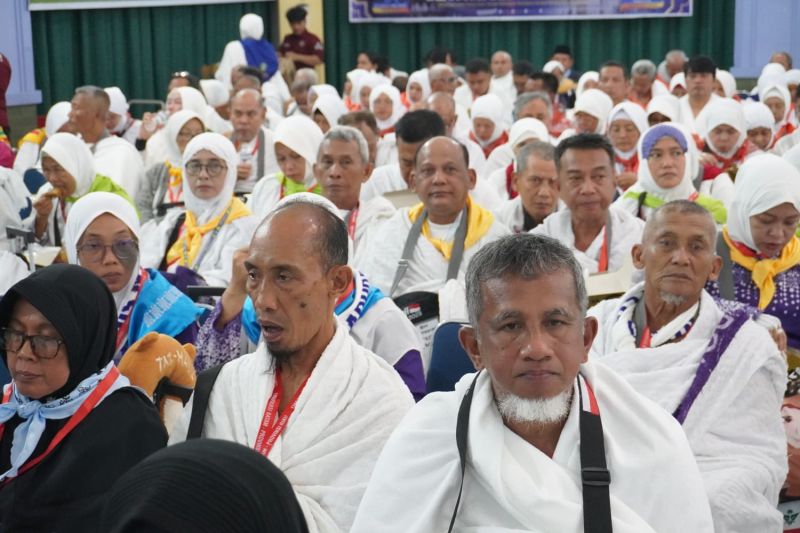 Gelombang II jamaah haji dimulai di Jeddah dengan kedatangan 14 kloter Gelombang II jamaah haji dimulai di Jeddah dengan kedatangan 14 kloter