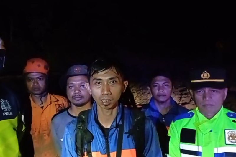 Longsor tutup jalur Majalengka-Kuningan sebabkan dua pemotor terjebak Longsor tutup jalur Majalengka-Kuningan sebabkan dua pemotor terjebak