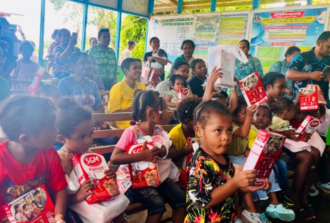 Ratusan anak-anak di Kabupaten Jayapura dapat bantuan susu Ratusan anak-anak di Kabupaten Jayapura dapat bantuan susu