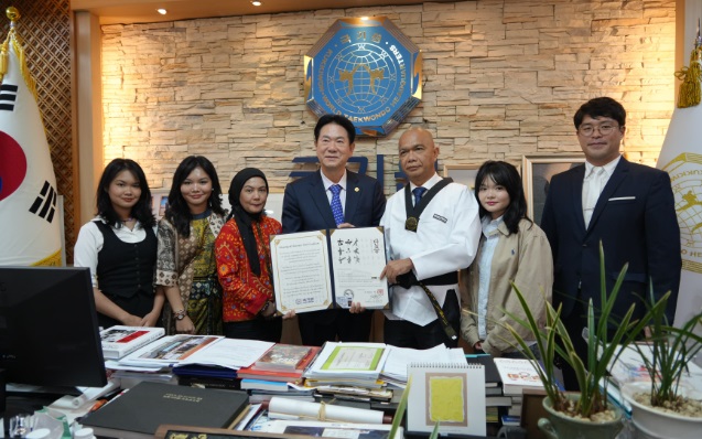 JAM-Intel Kejagung raih gelar kehormatan Grand Master dari Markas Taekwondo Dunia JAM-Intel Kejagung raih gelar kehormatan Grand Master dari Markas Taekwondo Dunia