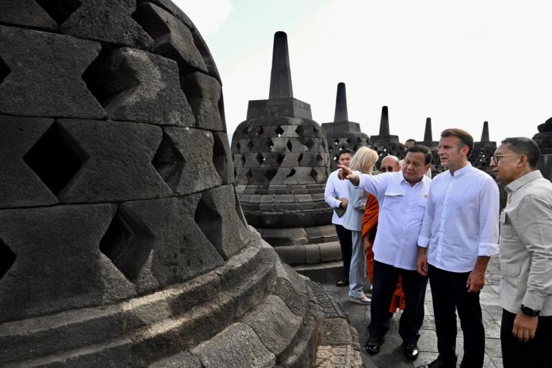 Menbud dampingi Presiden Prabowo sambut Macron di Candi Borobudur