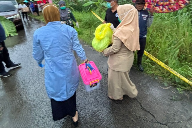 Penemuan jasad bayi dalam plastik gegerkan warga Tengaran Penemuan jasad bayi dalam plastik gegerkan warga Tengaran