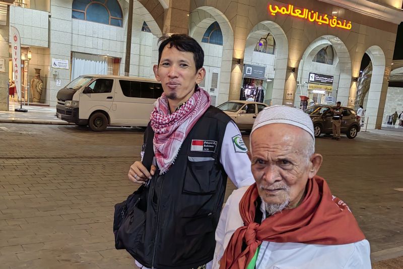 PPIH bantu tiga calon haji dari Solo yang terpisah dari keluarganya PPIH bantu tiga calon haji dari Solo yang terpisah dari keluarganya