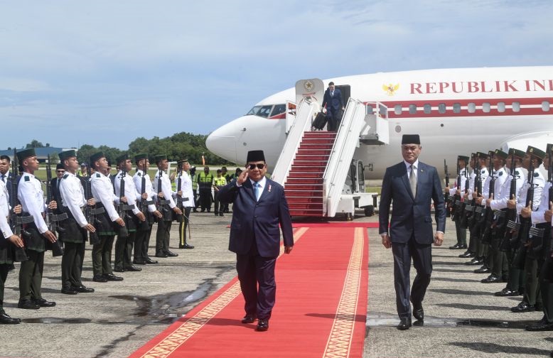 Putra Mahkota Brunei antar Presiden Prabowo ke Istana Nurul Iman Putra Mahkota Brunei antar Presiden Prabowo ke Istana Nurul Iman