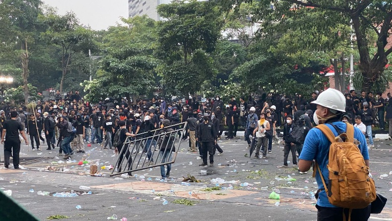 Belasan mahasiswa Semarang ditangkap dalam aksi peringatan Hari Buruh Internasional Belasan mahasiswa Semarang ditangkap dalam aksi peringatan Hari Buruh Internasional