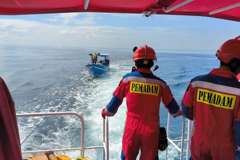 Gulkarmat evakuasi kapal karam di perairan Pulau Panggang Gulkarmat evakuasi kapal karam di perairan Pulau Panggang