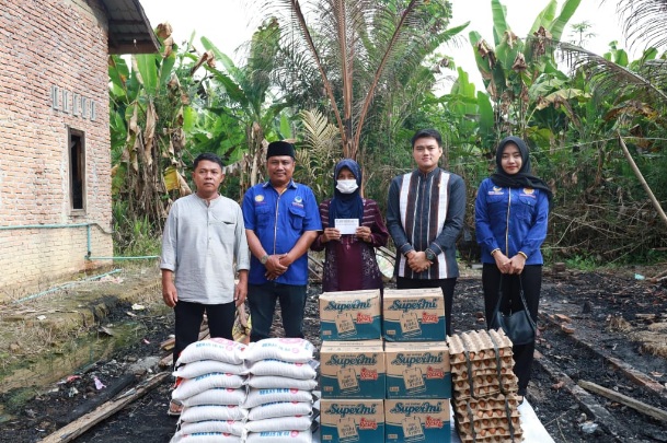 Ibu pungut beras di puing rumahnya yang terbakar dapat bantuan Ibu pungut beras di puing rumahnya yang terbakar dapat bantuan