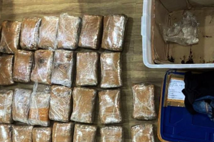 Polisi sita tujuh kilogram ganja dari seorang pria di Jakarta Barat Polisi sita tujuh kilogram ganja dari seorang pria di Jakarta Barat