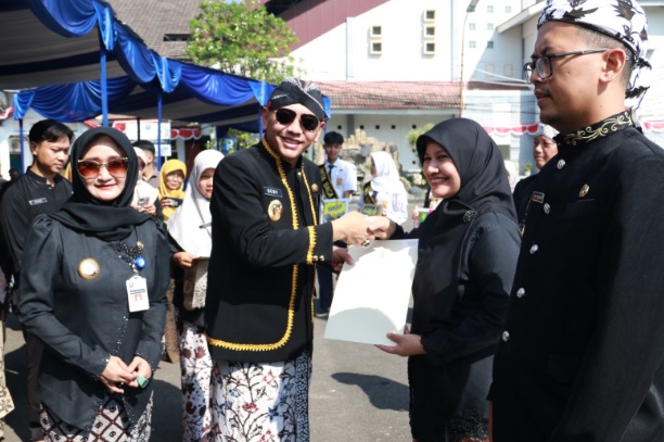 Kepala KPw BI Tegal terima penghargaan dukungan ke dunia pendidikan Kepala KPw BI Tegal terima penghargaan dukungan ke dunia pendidikan