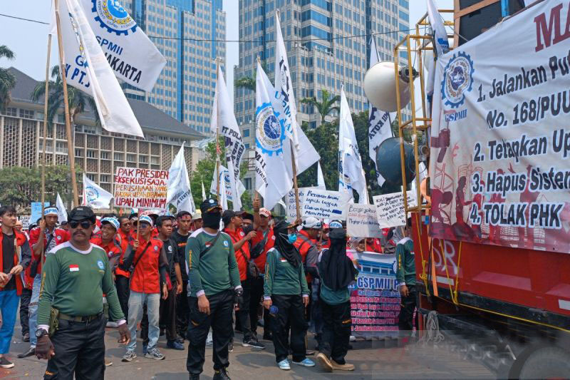 Buruh manufaktur sempat menggelar orasi di depan Patung Kuda Buruh manufaktur sempat menggelar orasi di depan Patung Kuda