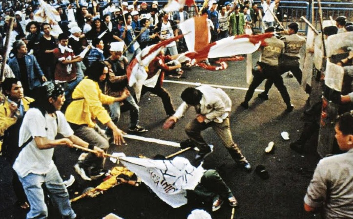 12 Mei 1998: Meletusnya peristiwa tragedi Trisakti, 4 mahasiswa tewas