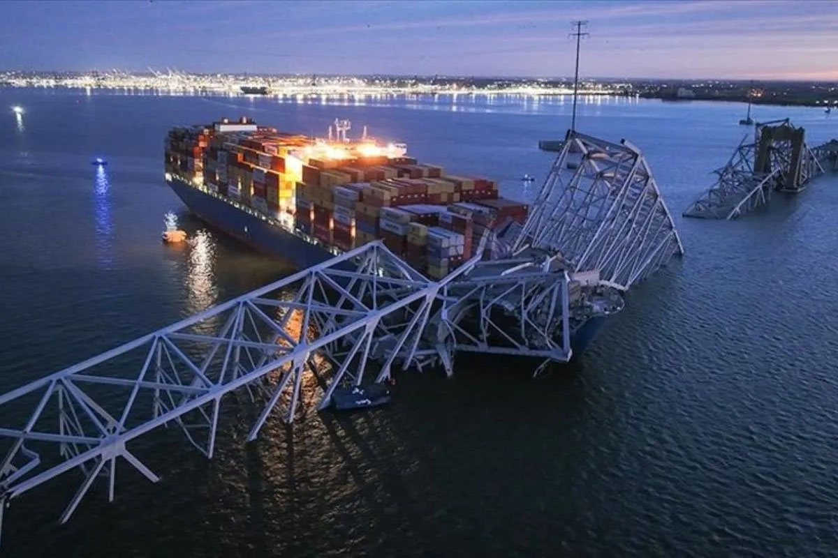 Kapal Meksiko tabrak Jembatan Brooklyn, 19 orang luka, 4 cidera serius
