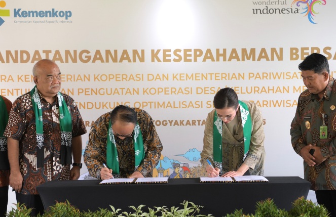 Kemenkop dan Kemenpar teken MoU penguatan sektor pariwisata melalui koperasi Kemenkop dan Kemenpar teken MoU penguatan sektor pariwisata melalui koperasi