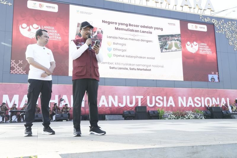 Mensos bacakan puisi di depan ribuan lansia peringati Hari Lansia Mensos bacakan puisi di depan ribuan lansia peringati Hari Lansia