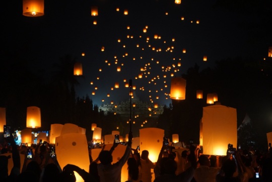 Ribuan lampion hiasi langit Borobudur pada malam Waisak Ribuan lampion hiasi langit Borobudur pada malam Waisak