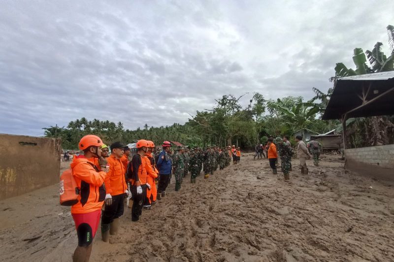 Tim SAR gabungan temukan satu korban banjir di Wombo Donggala Tim SAR gabungan temukan satu korban banjir di Wombo Donggala