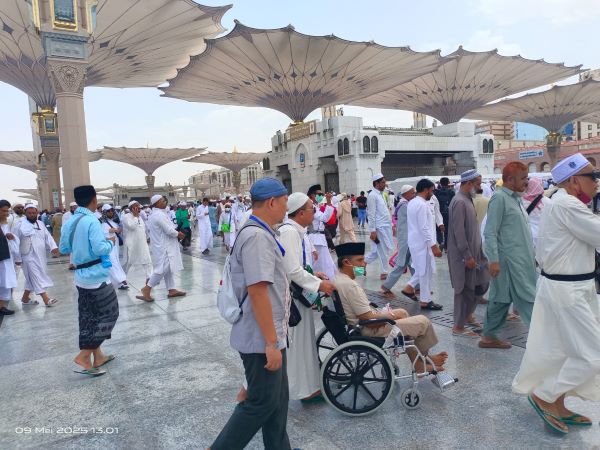 Saling tolong menolong antara sesama jemaah di tanah suci Saling tolong menolong antara sesama jemaah di tanah suci