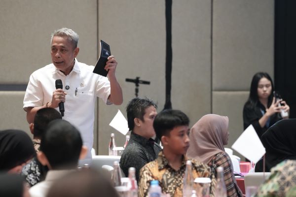 Wamensos jaring aspirasi penerima manfaat melalui Public Hearing Wamensos jaring aspirasi penerima manfaat melalui Public Hearing