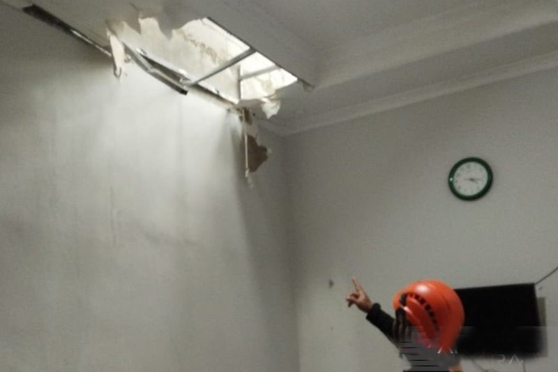 Puluhan rumah rusak akibat angin kencang di Jakbar Puluhan rumah rusak akibat angin kencang di Jakbar