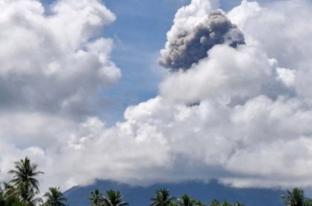 Gunung Ibu di Halmahera Barat erupsi Senin pagi Gunung Ibu di Halmahera Barat erupsi Senin pagi