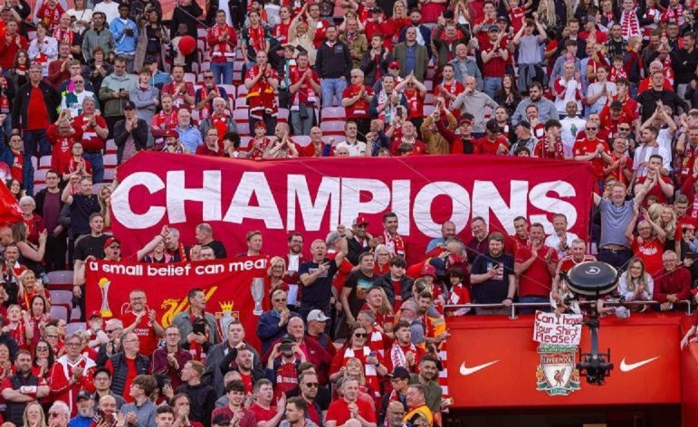 Insiden mobil tabrak kerumunan terjadi ketika parade juara Liverpool Insiden mobil tabrak kerumunan terjadi ketika parade juara Liverpool