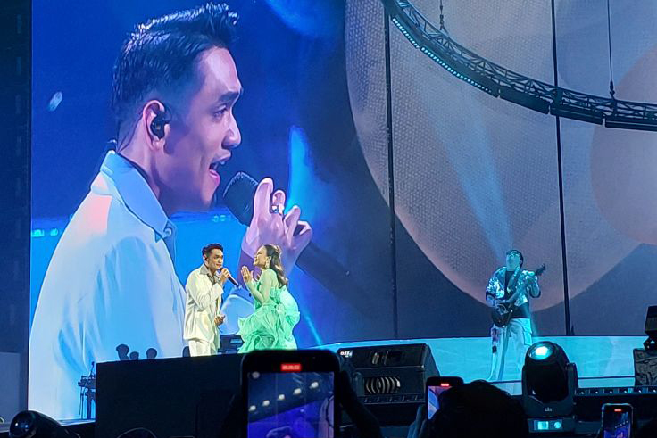 Penampilan kejutan di konser Rossa, dari Afgan hingga Ivan Gunawan Penampilan kejutan di konser Rossa, dari Afgan hingga Ivan Gunawan